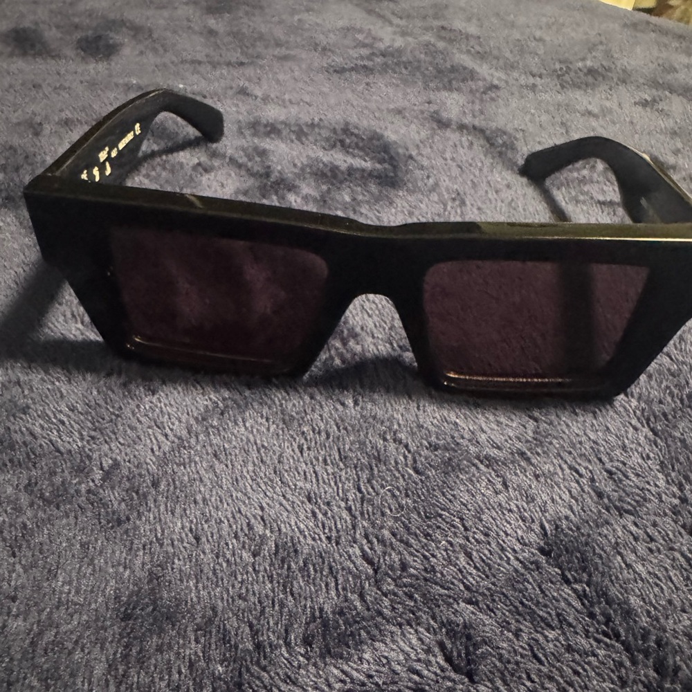 Very stylish off white sunglasses wore only once